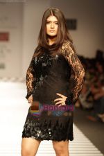 Model walk the ramp for Mynah by Renu Tandon Show at Wills India Fashion Week 2010 Day 3 on 27th March 2010 (7).JPG